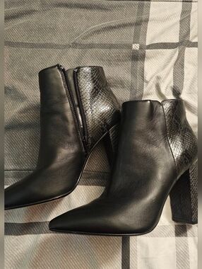 Saks Fifth Avenue Boots Size 8